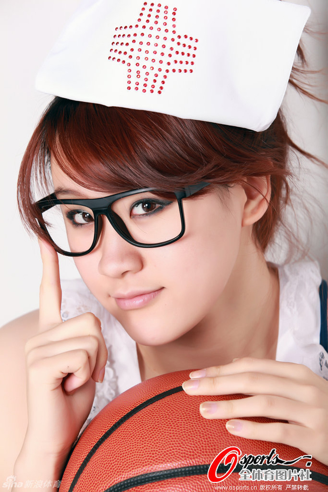 Người đẹp tuổi teen của Trung Quốc đã vào vai y tá với niềm đam mê bóng rổ. Với thông điệp bóng rổ  giúp con người chiến thắng bệnh tật cũng như mang lại vẻ đẹp hoàn mỹ, thiếu nữ này đã tạo được sức hút rất lớn từ cộng đồng mạng.
