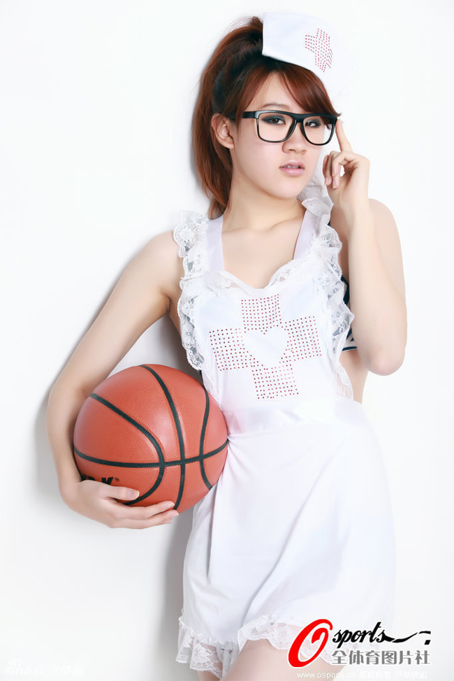 Người đẹp tuổi teen của Trung Quốc đã vào vai y tá với niềm đam mê bóng rổ. Với thông điệp bóng rổ  giúp con người chiến thắng bệnh tật cũng như mang lại vẻ đẹp hoàn mỹ, thiếu nữ này đã tạo được sức hút rất lớn từ cộng đồng mạng.