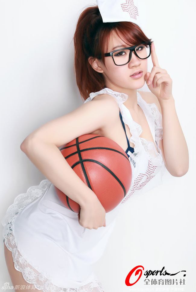 Người đẹp tuổi teen của Trung Quốc đã vào vai y tá với niềm đam mê bóng rổ. Với thông điệp bóng rổ  giúp con người chiến thắng bệnh tật cũng như mang lại vẻ đẹp hoàn mỹ, thiếu nữ này đã tạo được sức hút rất lớn từ cộng đồng mạng.