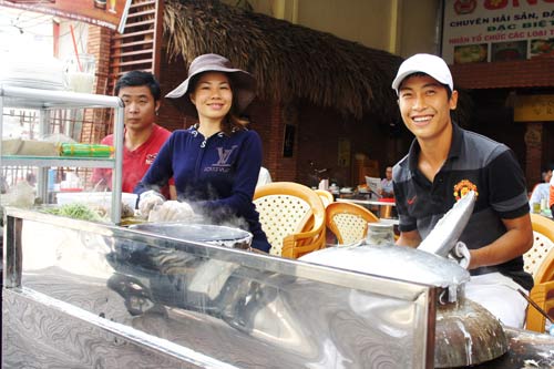 Mạnh Tú trải lòng bên quán bánh cuốn - 2