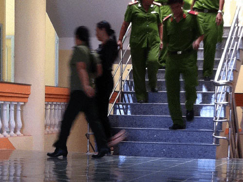 Vợ nhà báo Hoàng Hùng: Tôi nhục nhã quá! - 2