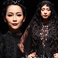 Bí quyết mặc đẹp - Sàn catwalk đắt tiền làm khó "nàng thơ"