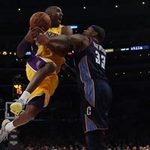 Thể thao - NBA: Lakers thắng sát nút 1 điểm