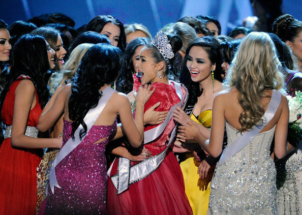 "Tân Hoa hậu không cao nhưng rất đẹp!" - 8