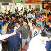 Tin tức trong ngày - Vật vã đợi cả đêm để mua vé tàu Tết