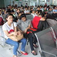 Tin tức trong ngày - Mệt mỏi vì mua vé tàu Tết