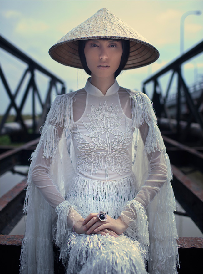 Người mẫu 'cò hương' trong thiết kế áo dài cách tân đẹp mắt của nhà tạo mẫu Hà Linh Thư