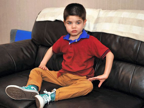 Cậu bé nghiện nhai…thảm chùi chân - 1