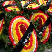 Tin tức trong ngày - Cấm viếng vòng hoa: Có chế tài mới khả thi