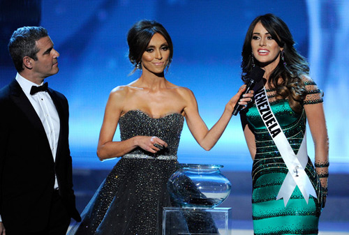 Vì sao Venezuela mất vương miện Hoàn vũ? - 15