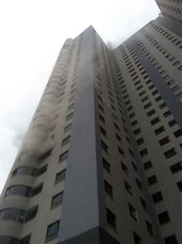 Cháy chung cư 31 tầng, cả trăm người bỏ chạy - 1