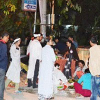 Pháp luật - Mặc đồ tang đến quán bar "cầu hồn"