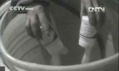 Gà kháng sinh: Cơ quan chức năng im lặng - 1