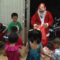 Tin tức trong ngày - "Anh già" Noel tất bật ngày Giáng sinh