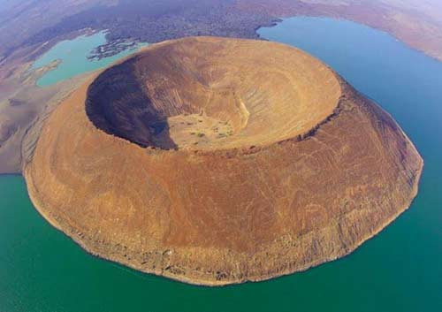 Chiêm ngưỡng 10 miệng núi lửa đặc biệt nhất thế giới - 1