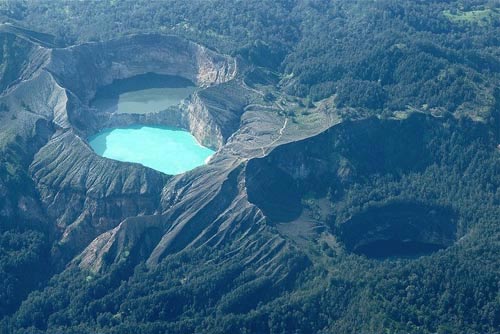 Hồ đổi màu ở Indonesia - 1