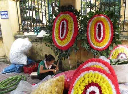 Cấm viếng vòng hoa: Tuyên truyền là chính - 1