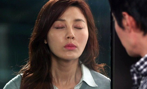 Những nụ hôn lạ nhất màn ảnh Hàn 2012 - 4