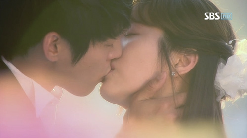 Những nụ hôn lạ nhất màn ảnh Hàn 2012 - 10