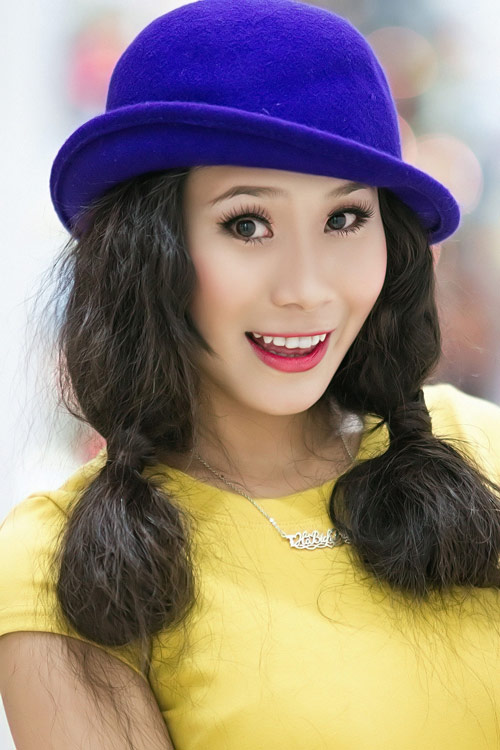 Bích Trâm khoe chân dài trên phố noel - 16