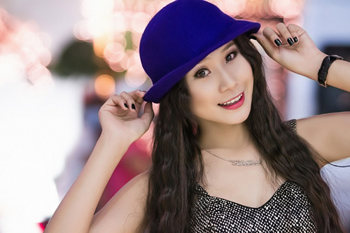 Bích Trâm khoe chân dài trên phố noel - 11