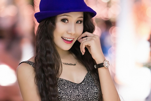 Bích Trâm khoe chân dài trên phố noel - 9