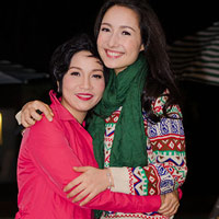 Ca nhạc - MTV - Mẹ con Mỹ Linh ôm nhau giữa đêm lạnh