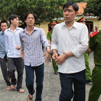 Pháp luật - TPHCM: Hoãn phiên tòa vì sợi dây nịt