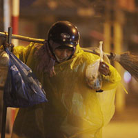 Tin tức trong ngày - Lặng lẽ mưu sinh trong đêm giá rét