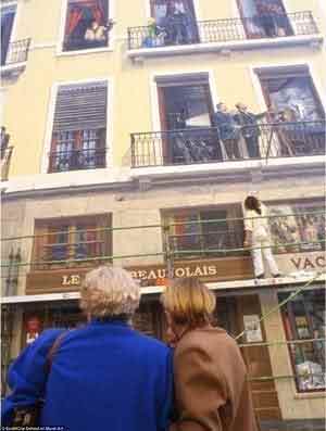 Pháp: Trường yêu cầu SV vẽ tranh lên tường - 5