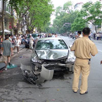 Tin tức trong ngày - Buộc tập lái xe số tự động để tránh “xe điên”