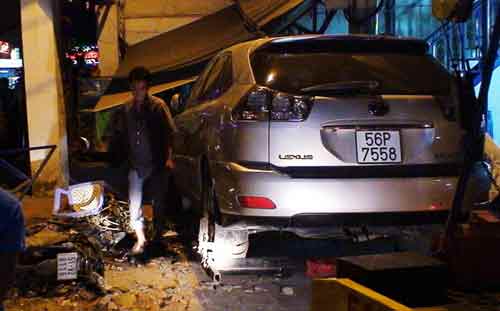 Bị xe Lexus tông, hai bố con chết thảm - 3