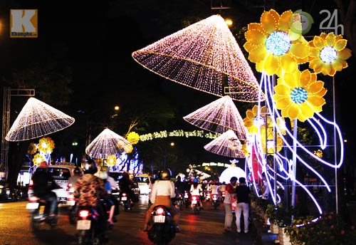 Hà Nội, TP.HCM rực rỡ đón năm mới - 4