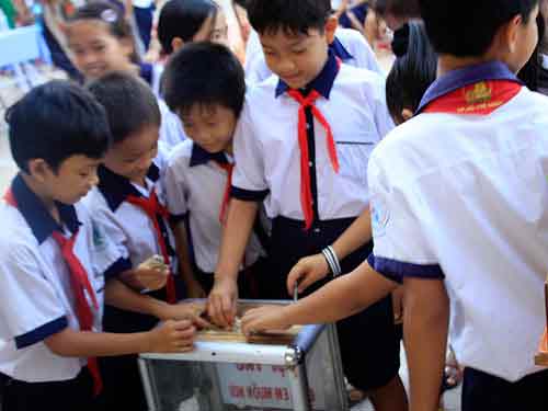 Cô giáo khóc khi xin lỗi học sinh lớp 2 - 2