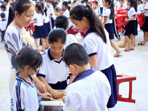 Cô giáo khóc khi xin lỗi học sinh lớp 2 - 3