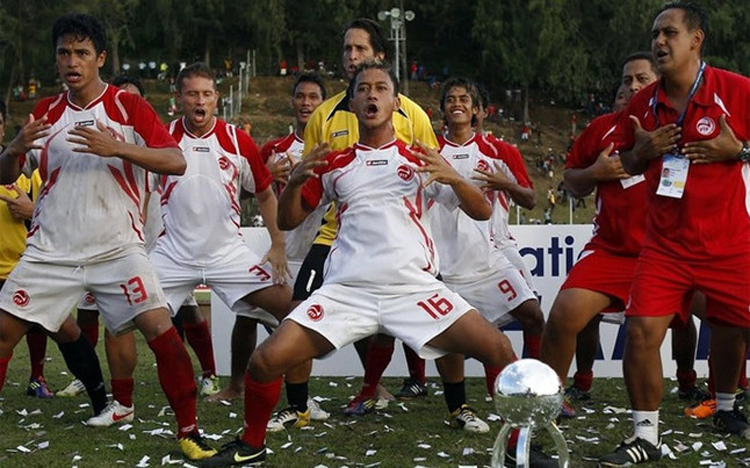 Các cầu thủ Tahiti lần đầu tiên giành chức vô địch Châu Đại Dương.