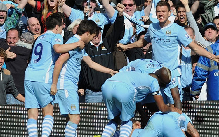 CLB Man City bước lên ngôi vô địch bóng đá Anh ở vòng đấu cuối cùng của mùa giải 2011/2012.