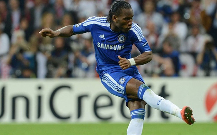 Drogba cùng Chelsea giành chức vô địch Champions League lần đầu tiên trong lịch sử CLB.