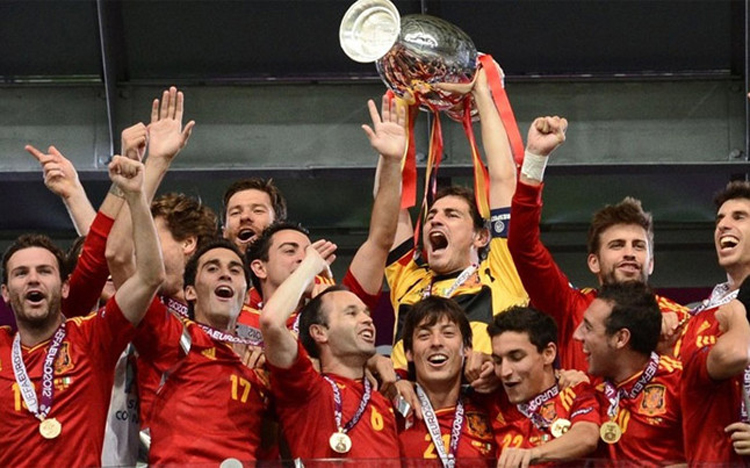 ĐT Tây Ban Nha bảo vệ thành công chức vô địch Euro với chiến thắng 4-0 trước Italia trog trận chung kết.