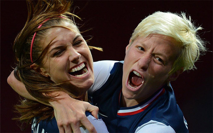 ĐT Olympic bóng đá nữ của Mỹ bước lên bục vinh quang tại Thế vận hội London 2012.