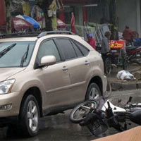 Pháp luật - Mở cửa xe Lexus, gây tai nạn chết người