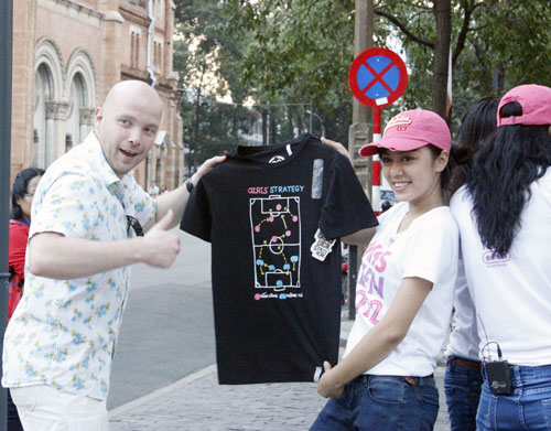 Thí sinh Miss Teen đi bán hàng rong - 5