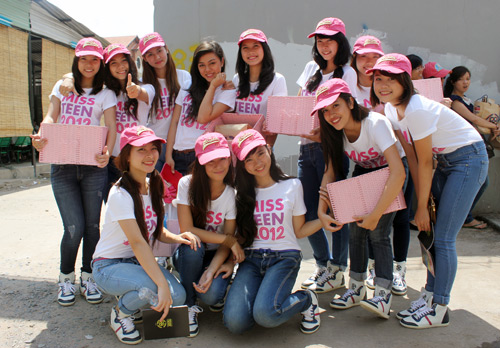 Thí sinh Miss Teen đi bán hàng rong - 10