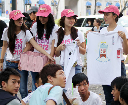 Thí sinh Miss Teen đi bán hàng rong - 4