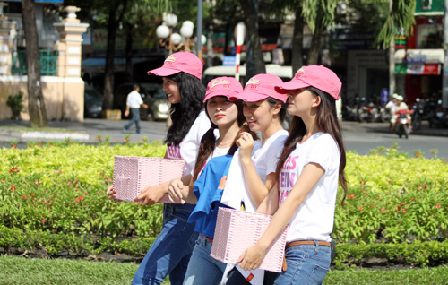 Thí sinh Miss Teen đi bán hàng rong - 7