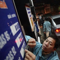 Tin tức trong ngày - Giảm giá dầu, giữ nguyên giá xăng