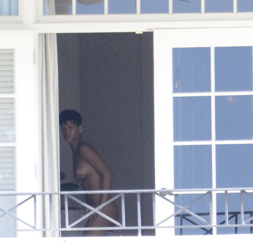 Rihanna táo bạo khỏa thân bên... cửa sổ - 1