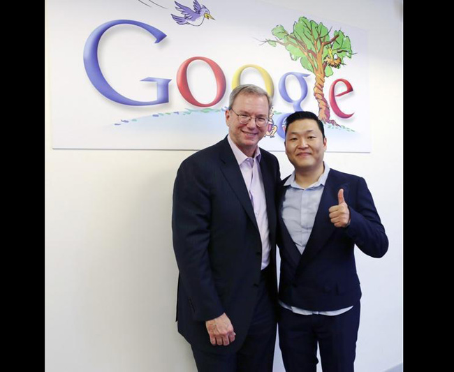 Chủ tịch tập đoàn Google tại Hàn Quốc – ông Eric Emerson Schmidt – tỏ ra hào hứng học điệu nhảy ngựa.