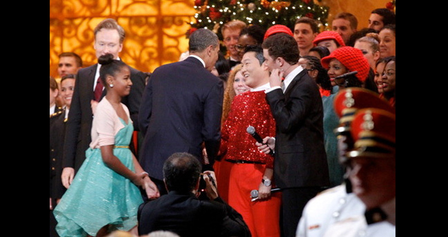 Mới đây, trong dịp trước Giáng sinh, Psy đã gặp gỡ Tổng thống Mỹ Barack Obama và có màn biểu diễn đặc biệt.