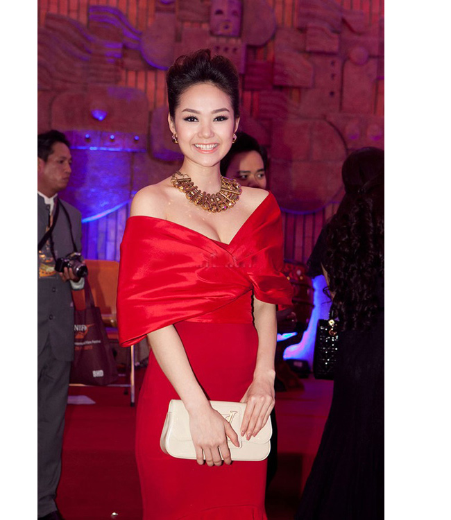 Cô cũng vừa mặc chiếc váy tuyệt đẹp mang sắc màu này trong một sự kiện liên hoan phim diễn ra tại Hà Nội